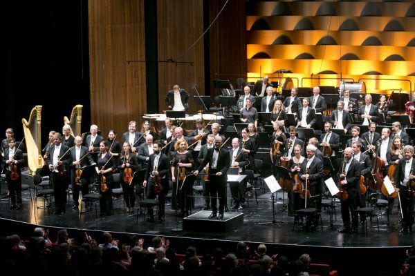 Der junge Dirigent Giuseppe Mengoli (oben), die Wiener Symphoniker beim ersten Orchesterkonzert. Mathis Fotografie (2)