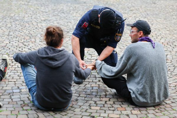 Die Aktivisten klebten sich aneinander fest. Hartinger