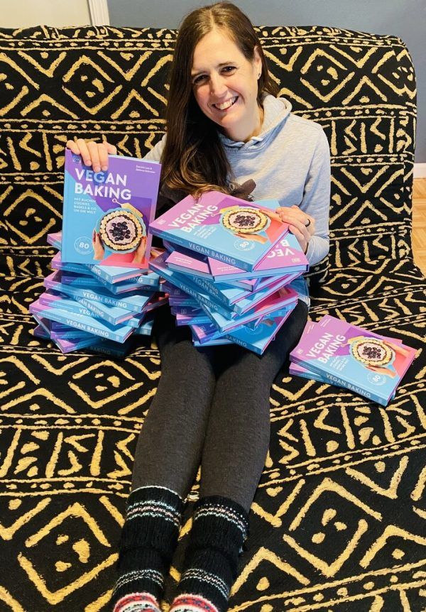 Die in den USA lebende Vorarlberger Autorin Daniela Lais mit ihrem neuesten Buch „Vegan Baking“. daniela lais