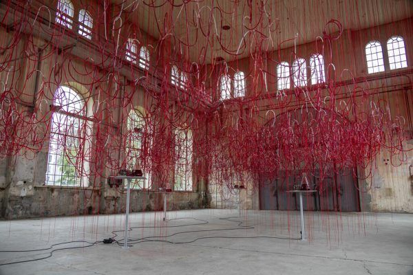 Die Installation von Chiharu Shiota (kleines Bild) im Kunstraum Dornbirn. Roland paulitsch, Sunhi mang