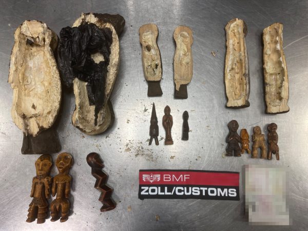 Die kleinen Figuren waren als große Holzfiguren getarnt. BMF/Zoll