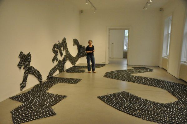 Die Künstlerin Clara Oppel bei der Ausstellung im Bildraum Bodensee. Wolfgang Ölz
