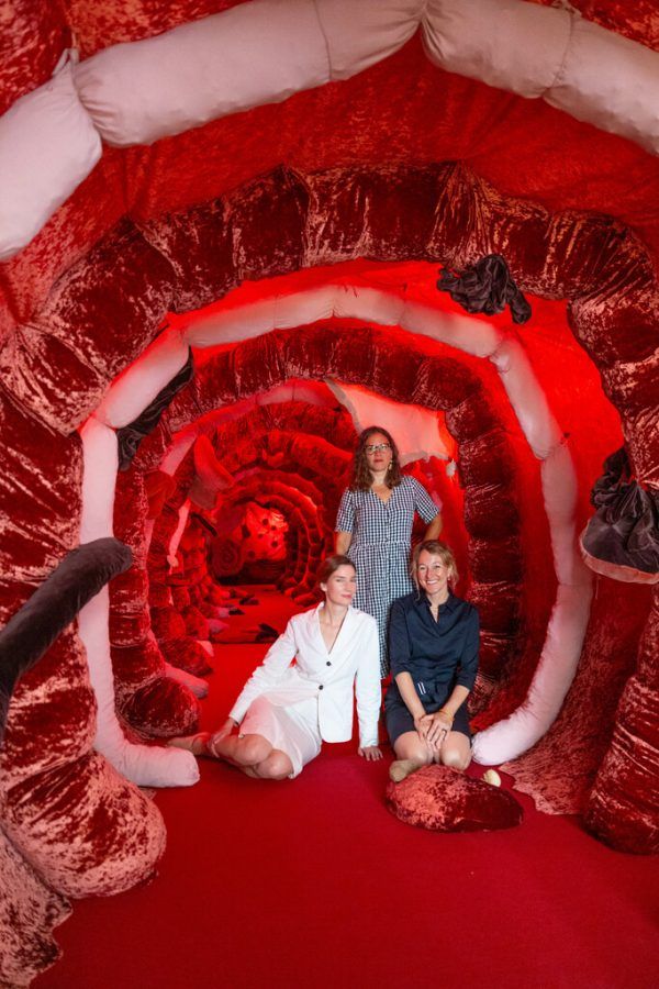 Die Künstlerinnen Dafna Maimon und Lucie Strecker und Judith Reichart, Leiterin des Kulturservice Bregenz.