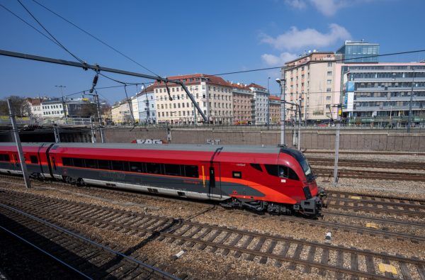 Die ÖBB sind grundsätzlich zukunftsfit – so das Ergebnis einer Studie, die gestern von ÖBB-Chef Andreas Matthä, Ministerin Leonore Gewessler und Hauptautor Günter Emberger (oben) präsentiert wurde. apa/Hochmuth, ÖBB