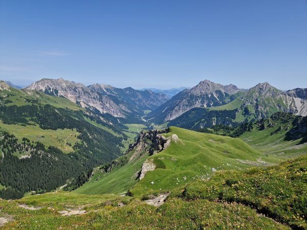 Die Panüelalpe (oben) und der Blick durchs Gamperdonatal (r.) sind Highlights der Rundwanderung.Gerhard Vylet (4)