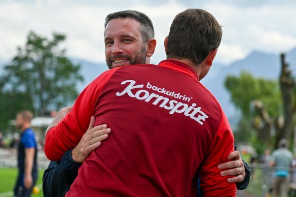 Dominik Visintainer begrüßt den LASK-Trainer.