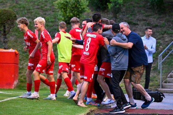 Ein Bild, das aus Bregenzer Sicht weh tut: Die Imster bejubeln frenetisch das 2:0 in der Nachspielzeit und damit den Aufstieg. GEPA