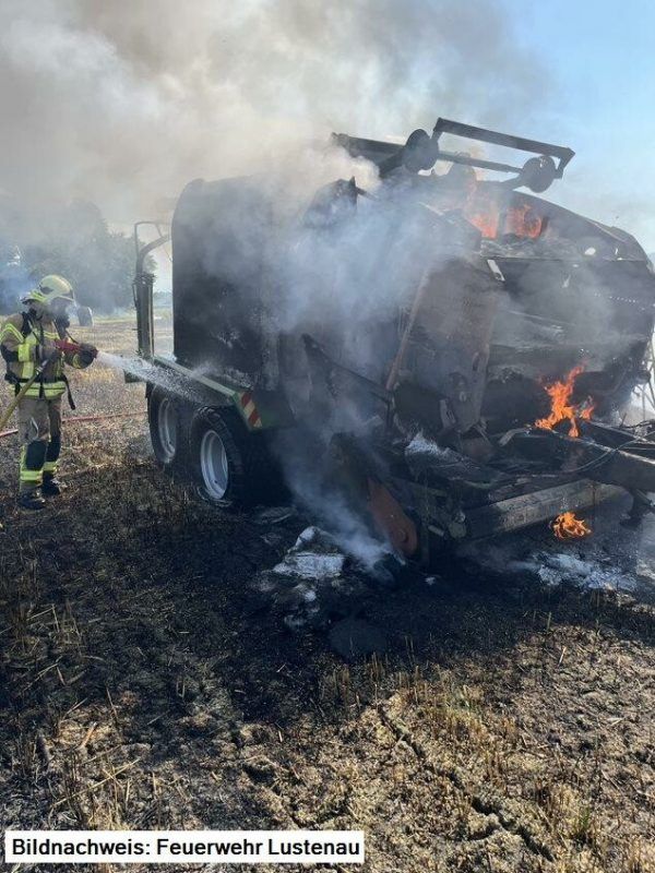 Eine Ballenpresse fing Feuer.   Feuerwehr Lustenau