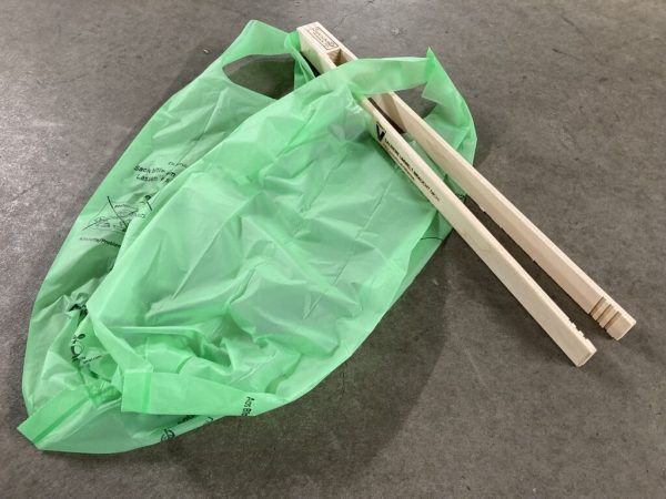 Einen Holzgreifer und einen Abfallbeutel enthält das Set. Naturwacht/Gemeindeverband
