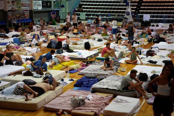 Evakuierte Urlauber in einer Sporthalle. reuters