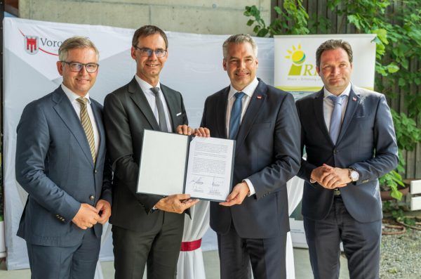 Finanzminister Magnus Brunner, Landeshauptmann Markus Wallner, Bundeskanzler Karl Nehammer und Landwirtschaftsminister Georg Totschnig mit der unterzeichneten Vereinbarung – oben bei der Besichtigung des Modells. Dietmar Stiplovsek, Alexandra Serra