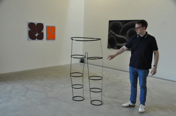 Galerist Maximilan Hutz mit Arbeiten von Karl-Heinz Ströhle. Wolfgang Ölz