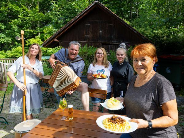 Gemütliche und fröhliche Stimmung, g’schma­ckige Küche und Musik: Das gibt es im Moosegg am Pfänder.   klaus hartinger