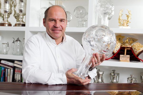 Girardelli posiert für die NEUE mit der Gesamtweltcup-Kugel. Hartinger