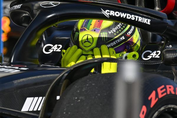 Hamilton kann es kaum glauben, dass er die Pole erobert hat. Reuters
