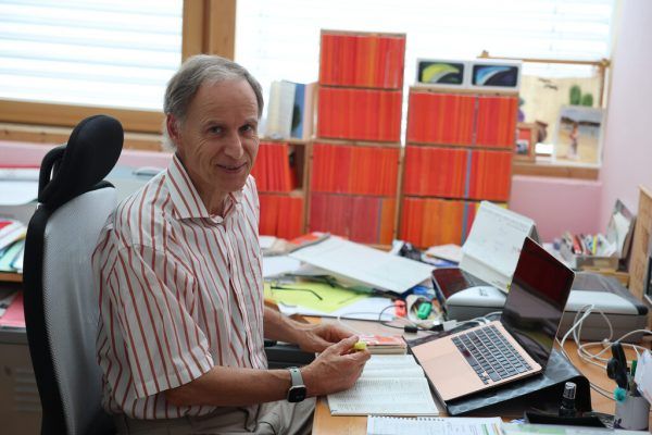 Im Büro, wo Klaus Amann seinen Unterricht vorbereitet hat. Unten: auf Klassenfahrt. hartinger (2), Privat