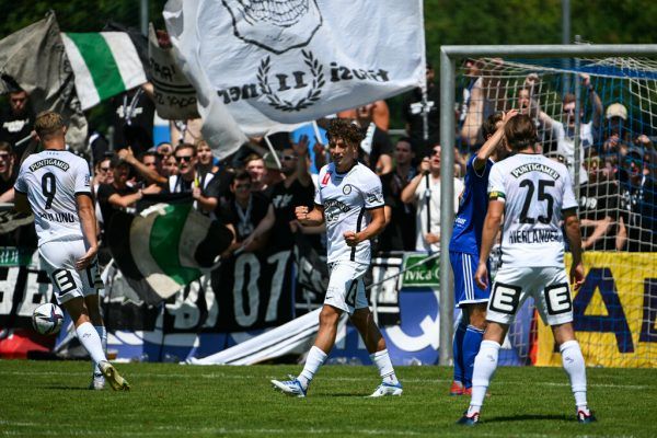 Im Vorjahr herrschte in Röthis Volksfeststimmung beim Duell gegen Sturm Graz. Heute gegen den LASK dürfte es ähnlich werden.  GEPA/Lerch