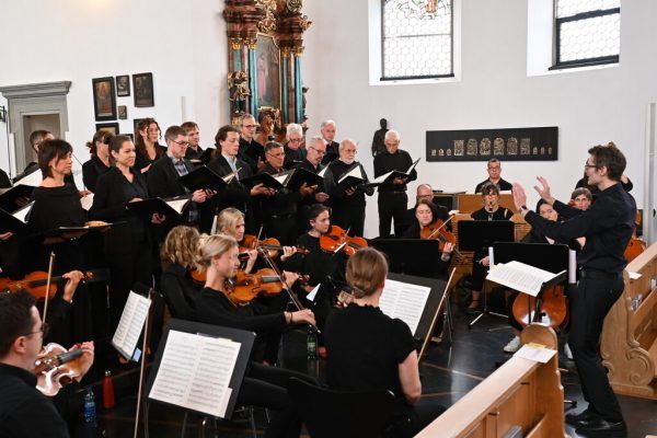 In der Kirche wird wieder musiziert. Musica Sacra / Martin Loretz