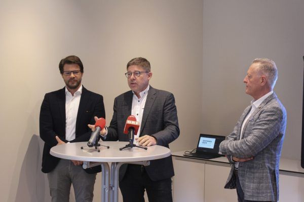 Lukas Kraus, ÄK-Präsident Burkhard Walla und Wolfram Auer bei der Pressekonferenz in Dornbirn. Ärztekammer Vorarlberg (2)
