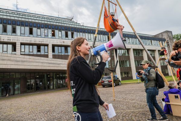 Marina Hagen-Canaval von Polizisten umgeben vor dem Landhaus. Steurer (4)