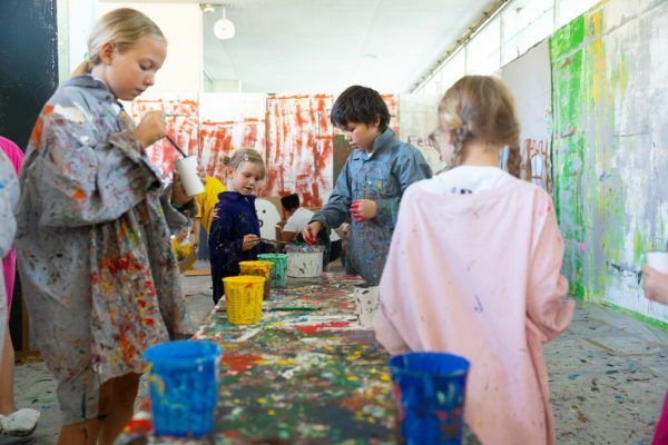 Ob Bühnenbild (links und rechts), Kostüme (oben) oder Musik (ganz links): Die Kinder sind überall begeistert dabei.