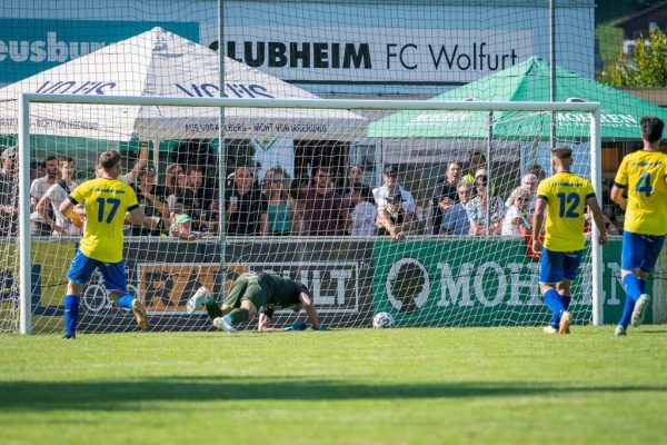 Oben: In der 22. Minute schlägt es im Tor der Wolfurter ein, zur Freude der zu Hunderten angereisten Fans der Violetten.Unten: Den starken Wolfurtern gelingt der Ausgleich nicht.  Rhomberg (4)