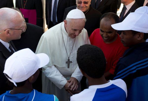 Papst Franziskus vor zehn Jahren in Lampedusa im Gespräch mit Flüchtlingen. Reuters