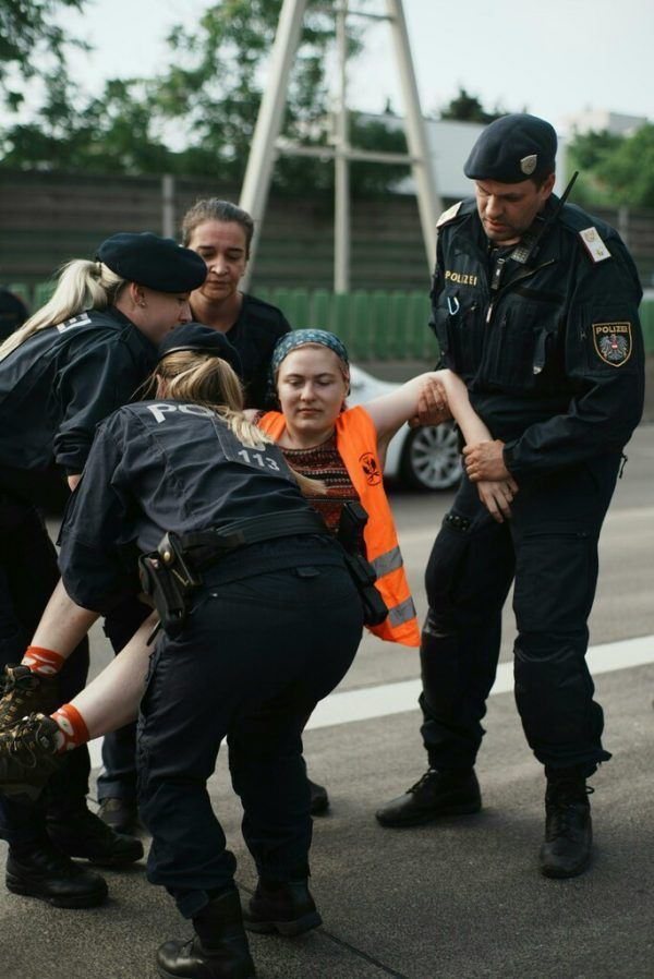 Polizei löste Blockade auf.apa