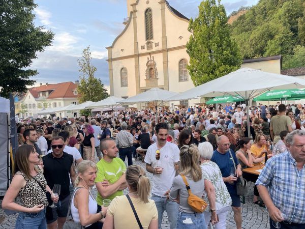 Schon am frühen Donnerstagabend trafen sich viele Weinfest-besucher am Kirchplatz. Lutz (7)