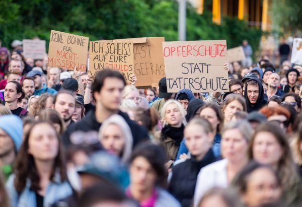 Vor dem Stadion kam es zu Protesten. Apa/Hochmuth