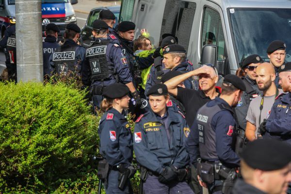 Zahlreiche Einsatzkräfte lösten den Protest über Stunden hinweg auf.