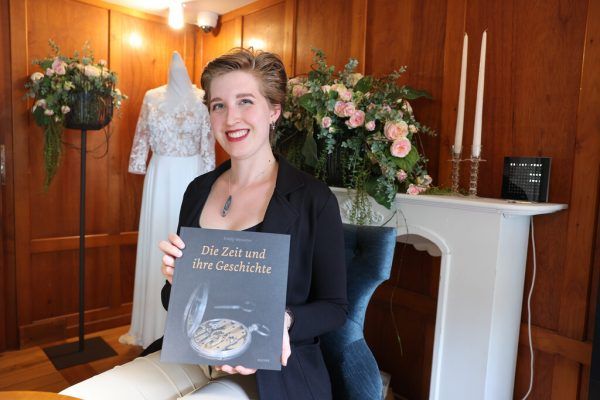 Zu Recht stolz: Emily Mathis mit ihrem Werk. hartinger (6)