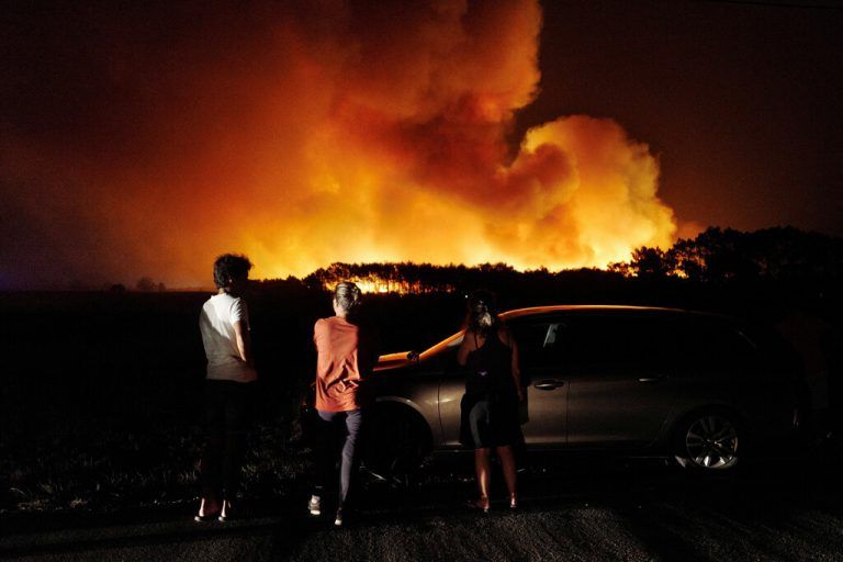 55 Menschen, vorwiegend Einsatzkräfte, wurden bisher verletzt.reuters/nunes