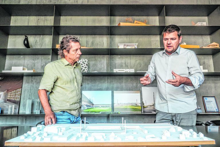 Architekt Bernardo Bader (r.) und Bernd Bösch besprechen vor dem Stadionmodell die aktuellen Entwicklungen und Planungen zum Stadionneubau in Lustenau. Philipp Steurer
