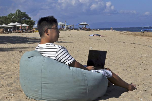 Armonio Liang bei der Arbeit am Strand in Bali. AP Photo/Firdia Lisnawati