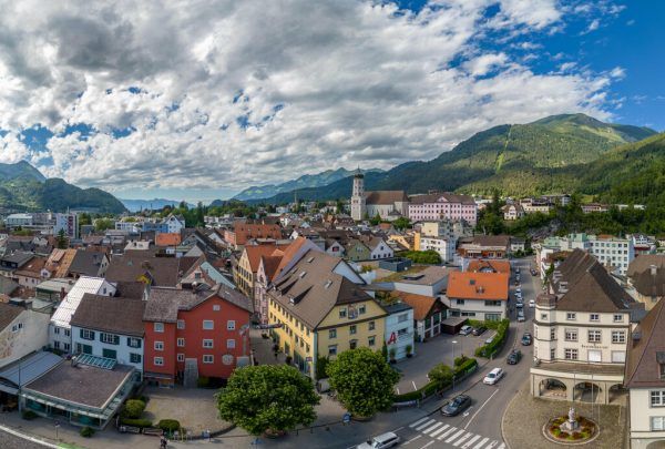 Auf dem Dach des Apotheken-Gebäudes (gelb) wäre auf der linksseitigen Dachschräge eine PV-Anlage geplant gewesen.  stiplovsek