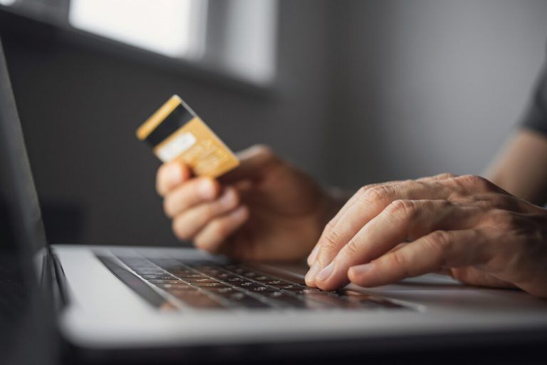 Betrug begann über Anzeige im Internet. Shutterstock