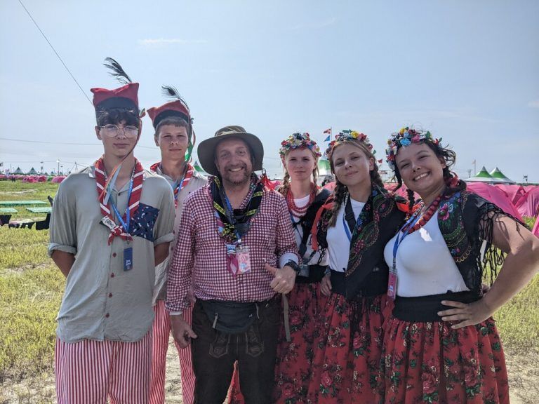 Daniel Furxer (Mitte) beim Cultural Day mit Teilnehmerinnen und Teilnehmern aus Polen. Privat