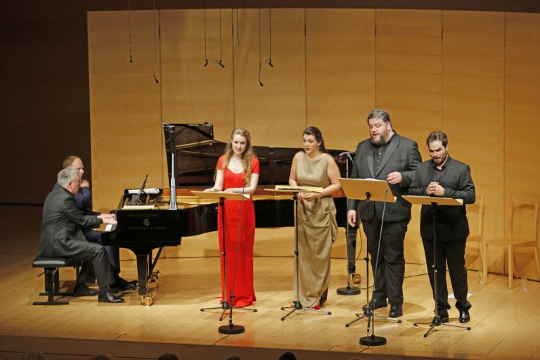 Das Vokalensemble mit den beiden Begleitern und das Elias String Quartet mit dem Klarinettisten Robert Plane (unten). Schubertiade/erhard Sprenger(2)
