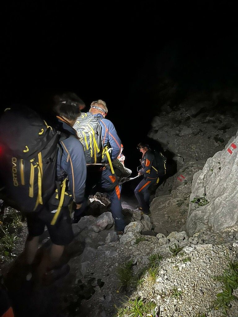 Der geschwächte Mann wird geborgen. APA/BERGRETTUNG SAALFELDEN