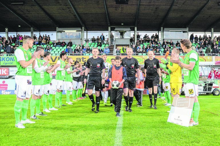 Die Austria-Spieler stehen am 9. Mai 2014 Spalier für Zweitliga-Meister Altach, was Kontroversen bei den Grün-Weißen auslöst. GEPA/Lerch