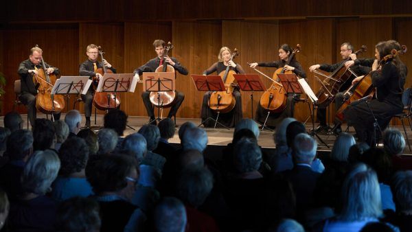 Die Cellisten Christoph Stradner, Erik Umenhoffer, Bence Temesvári, Alexandra Ströcker, Anna Nagy, György Bognár, Maria Grün und Primož Zalaznik. BREGENZER FESTSPIELE/ ANJA KÖHLER
