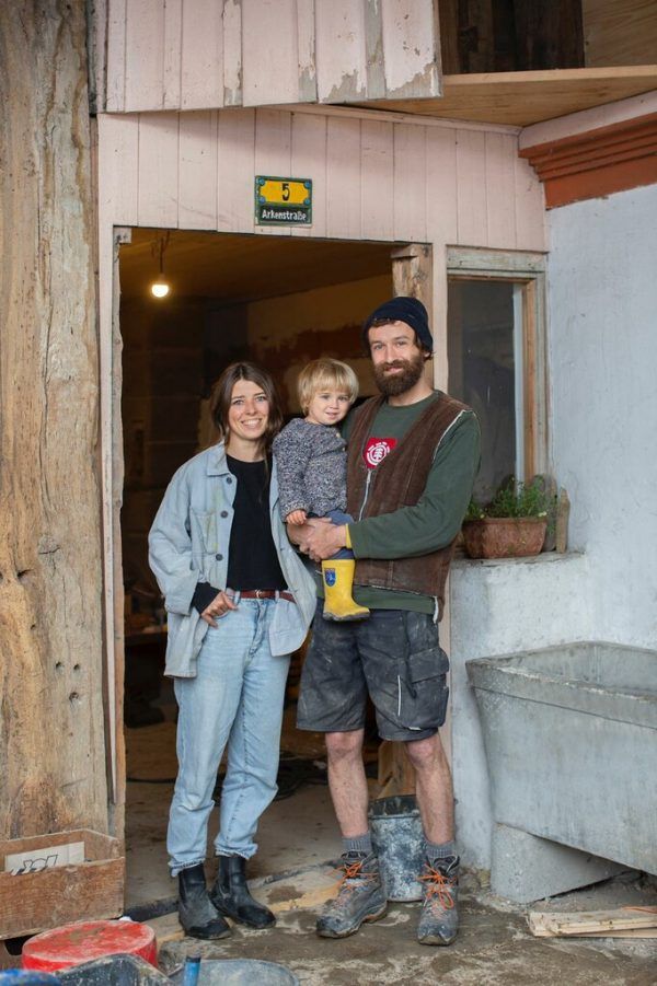 Die Familie vor ihrem neuen Eigenheim: Silvia Keckeis, Johannes Lampert und Sohn Junis.jaeneke (5)
