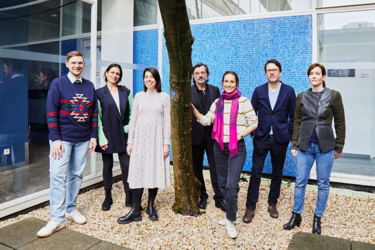 Die Jury des Deutschen Buchpreises 2023 (v.l.): Florian Valerius, Shila Behjat, Lisa Schumacher, Heinz Drügh, Katharina Teutsch, Matthias Weichelt, Melanie Mühl Christof Jakob