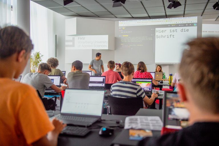 Die künftigen IT-Größen brüten über Codes.Rhomberg