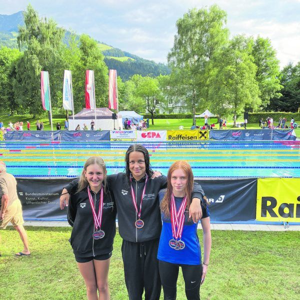 Die Medaillengewinnerinnen Emma Feurstein, Cara Banerjee, Anabel Huth. Privat