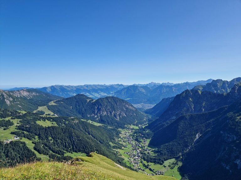 Die Obere Sonnenlagantalp (oben) und der Gipfel des Mottakopfs mit Blick durchs Brandnertal (r.) sind Highlights der Wanderung.Gerhard Vylet (4)