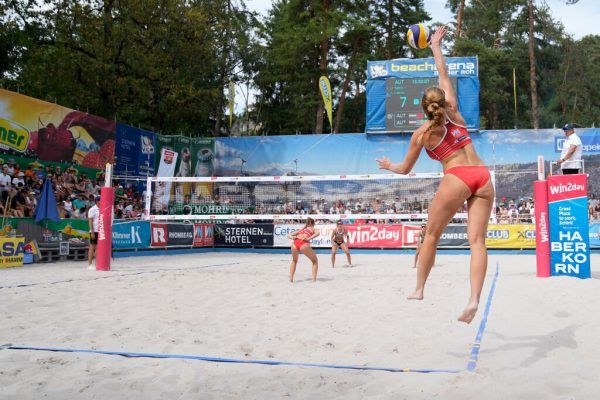 Die Siegerehrung 2022 (r.), unten Bilder der Finalspiele vom letzten Jahr, und die tolle Stimmung auf den Rängen.Harz (6)
