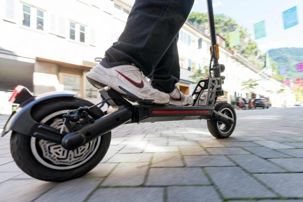 Die Zahl der E-Scooter steigt – und damit auch jene der Unfälle. Oben KFV-Landesleiter Martin Pfanner. Dietmar Stiplovsek, Kuratorium für Verkehrssicherheit