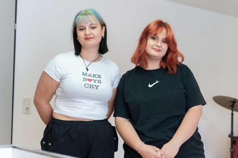 Die Zwillingsschwestern Mihaela (links) und Gabriela, die im SOS-Kinderdorf in Dornbirn wohnen, absolvieren derzeit beide eine Lehre.Dietmar Stiplovsek